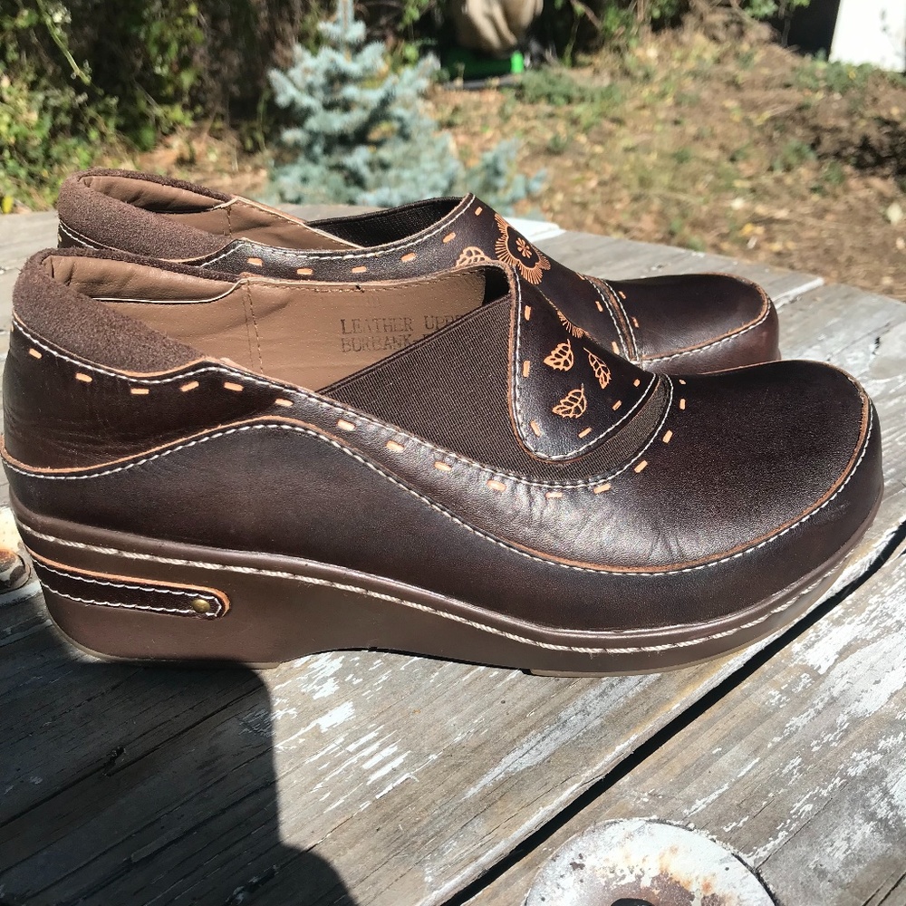 SALE! L'Artiste Brown Leather Tooled Clogs Size 38